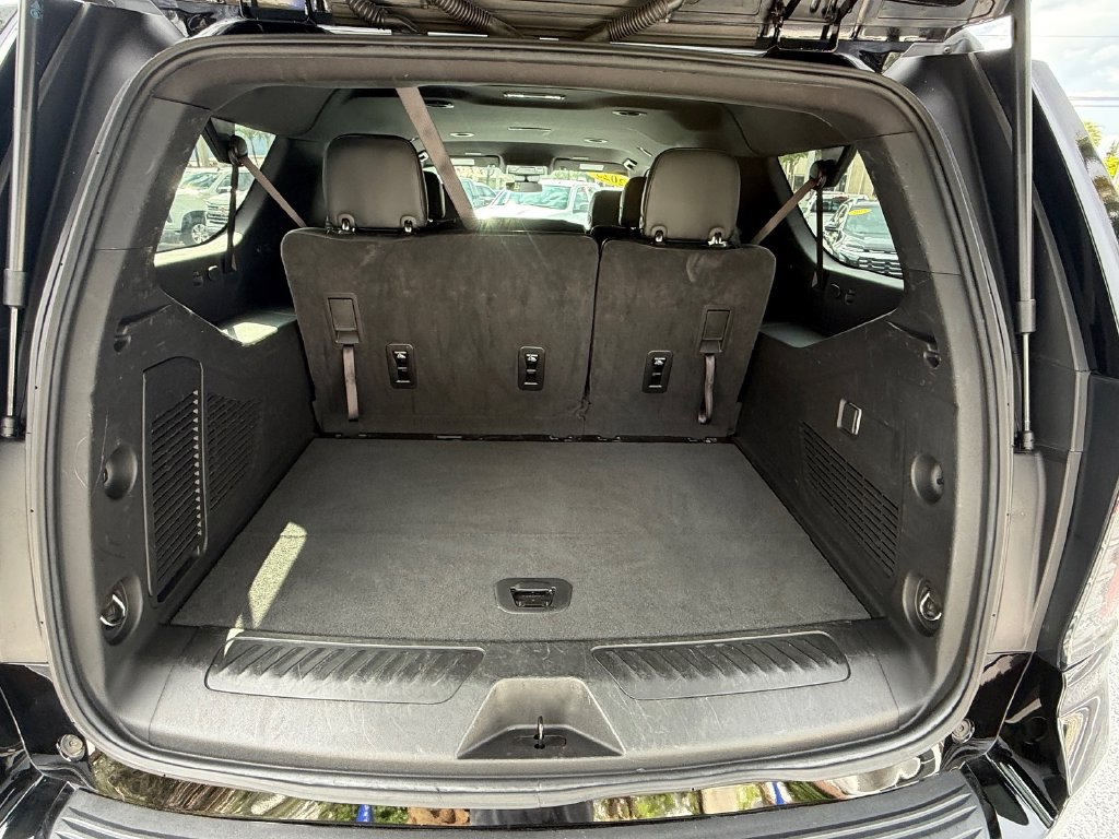 Used 2025 Chevrolet Suburban LS RWD image 16