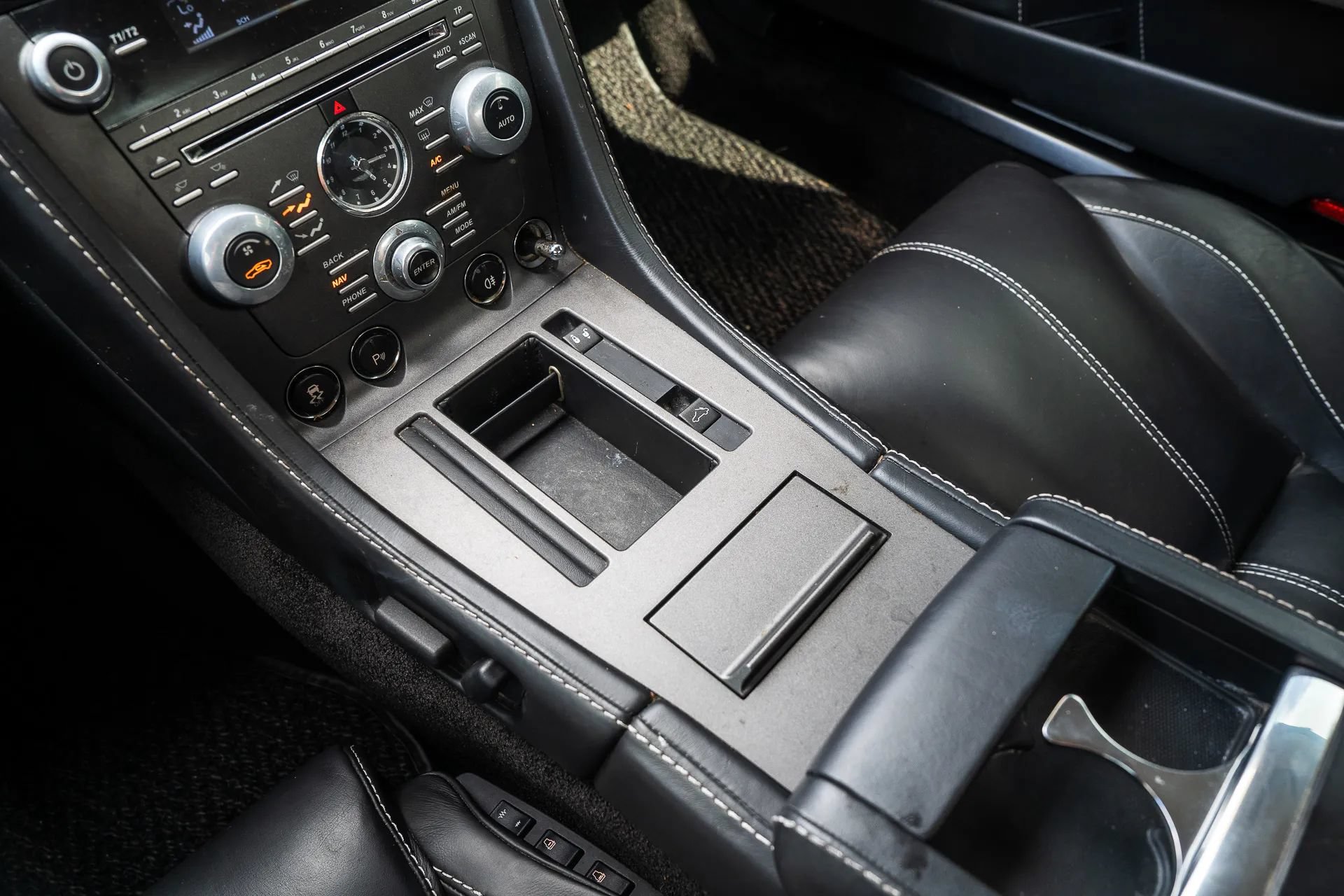 Used 2013 Aston Martin V8 Vantage Roadster RWD image 24