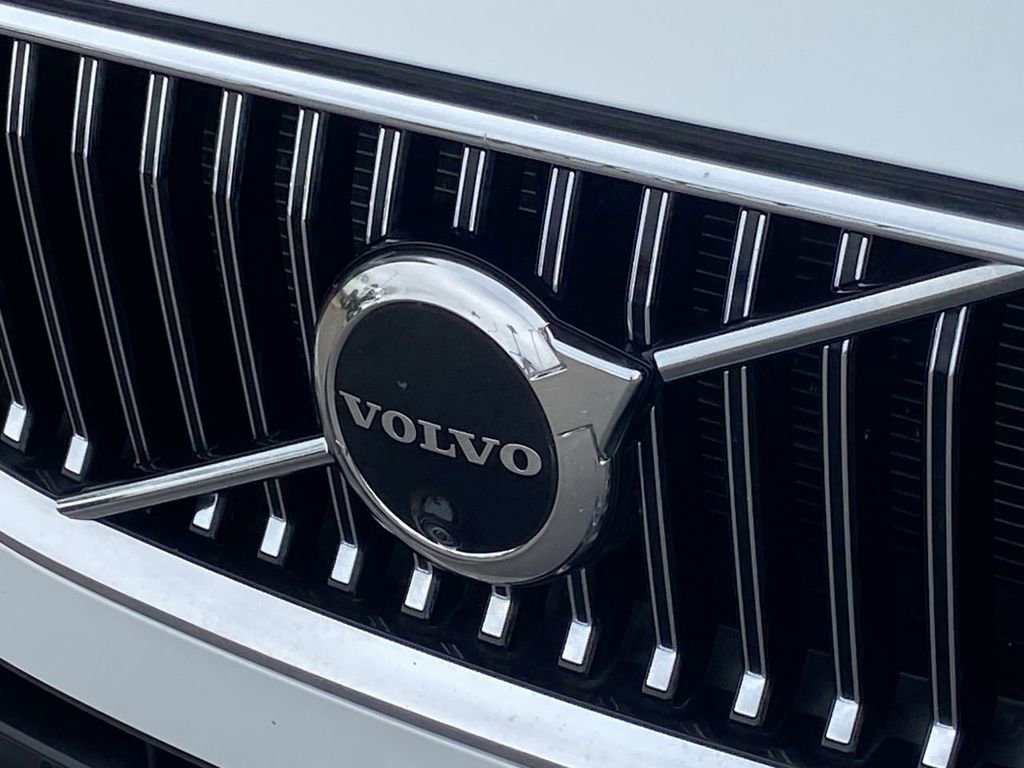 Used 2023 Volvo XC60 B5 Plus AWD/4WD image 28