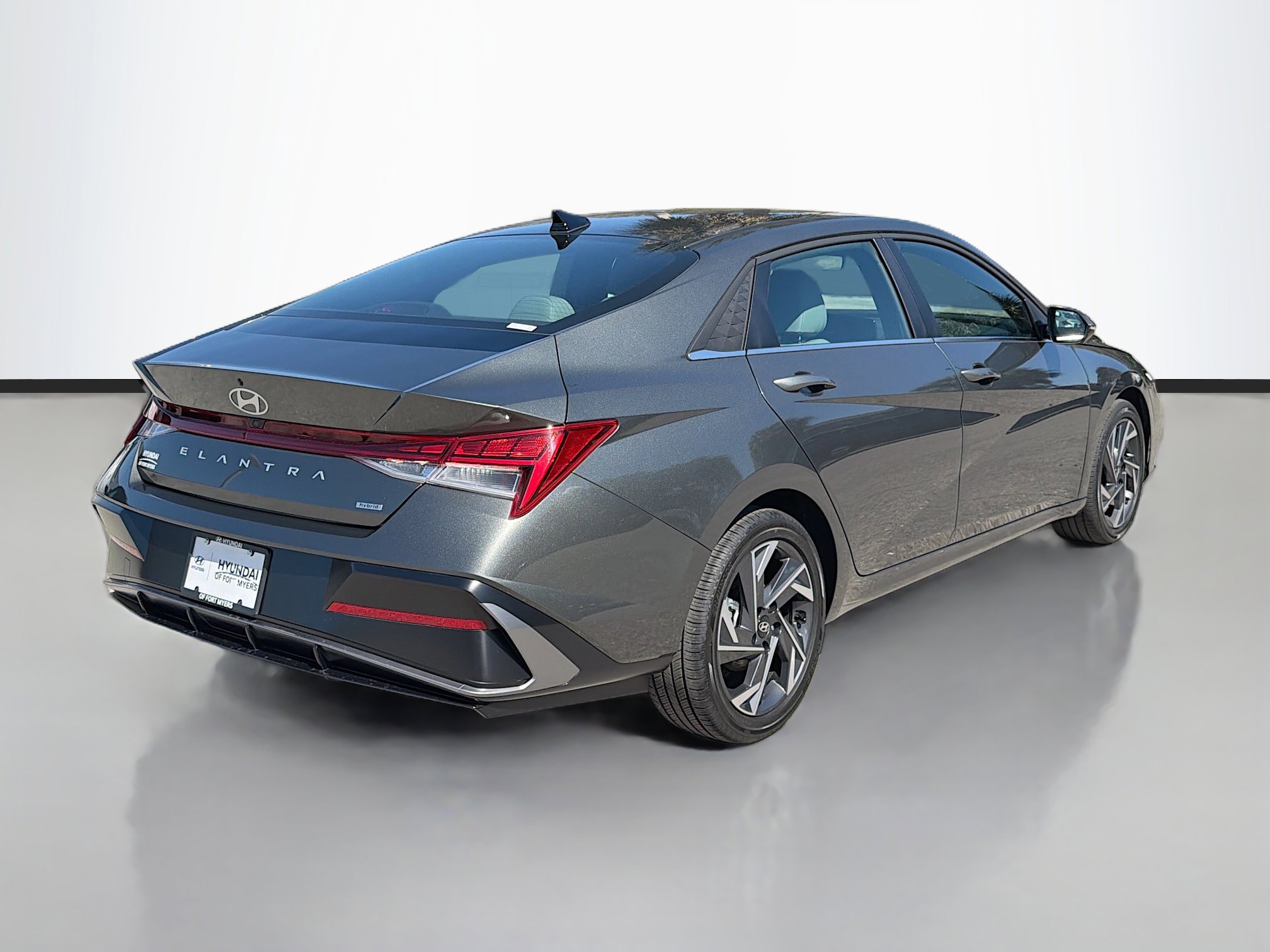 Used 2025 Hyundai Elantra Limited image 3