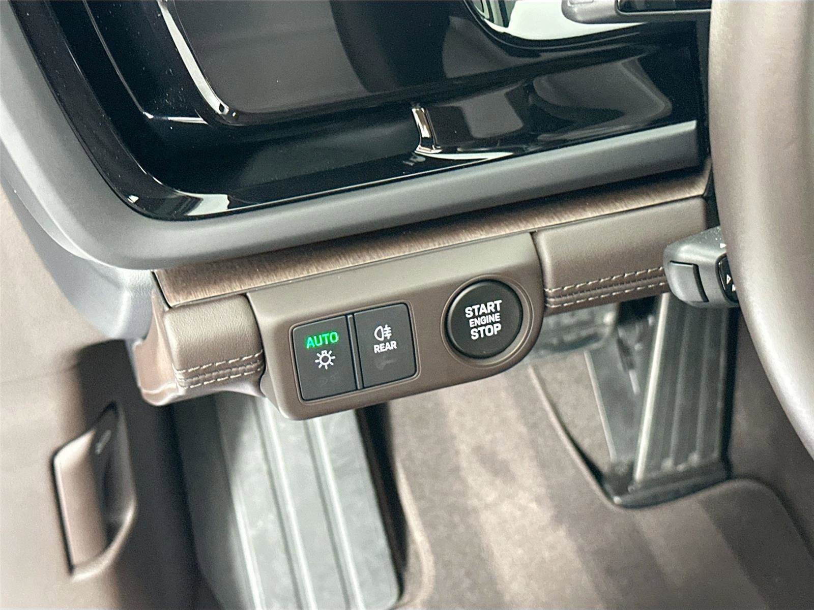 Certified 2025 Porsche Panamera 4 AWD/4WD image 35