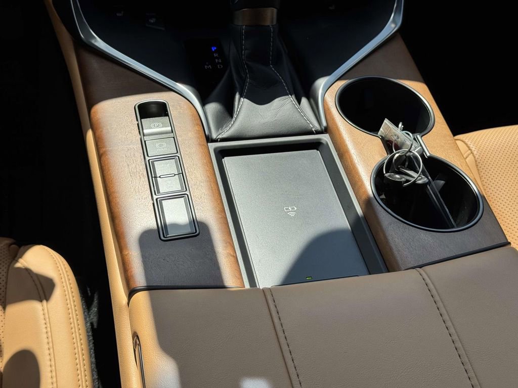 Used 2024 Lexus LX 600 4WD w/ Luxury Package image 23