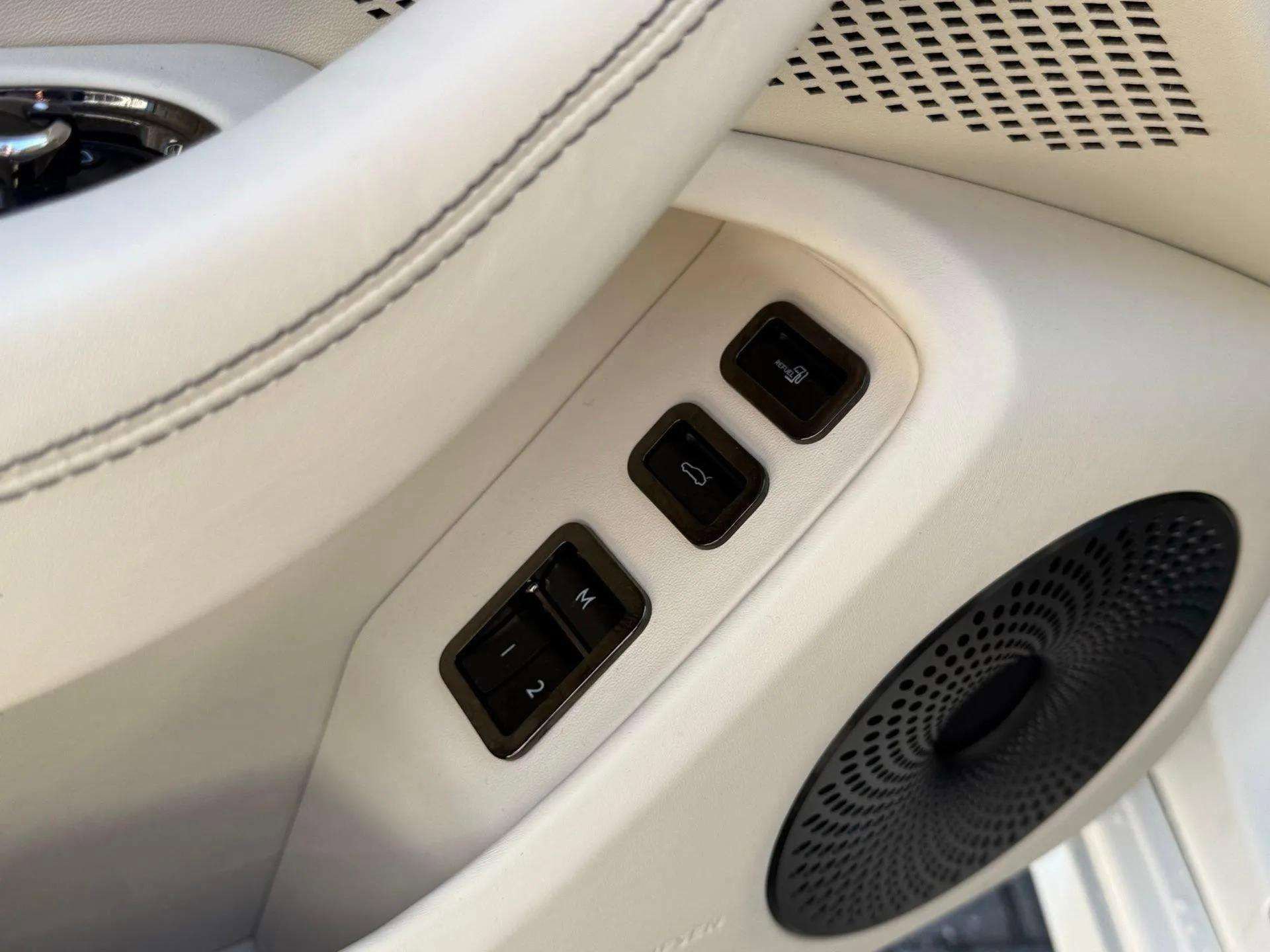 Used 2025 Bentley Flying Spur Plug-In Hybrid image 48