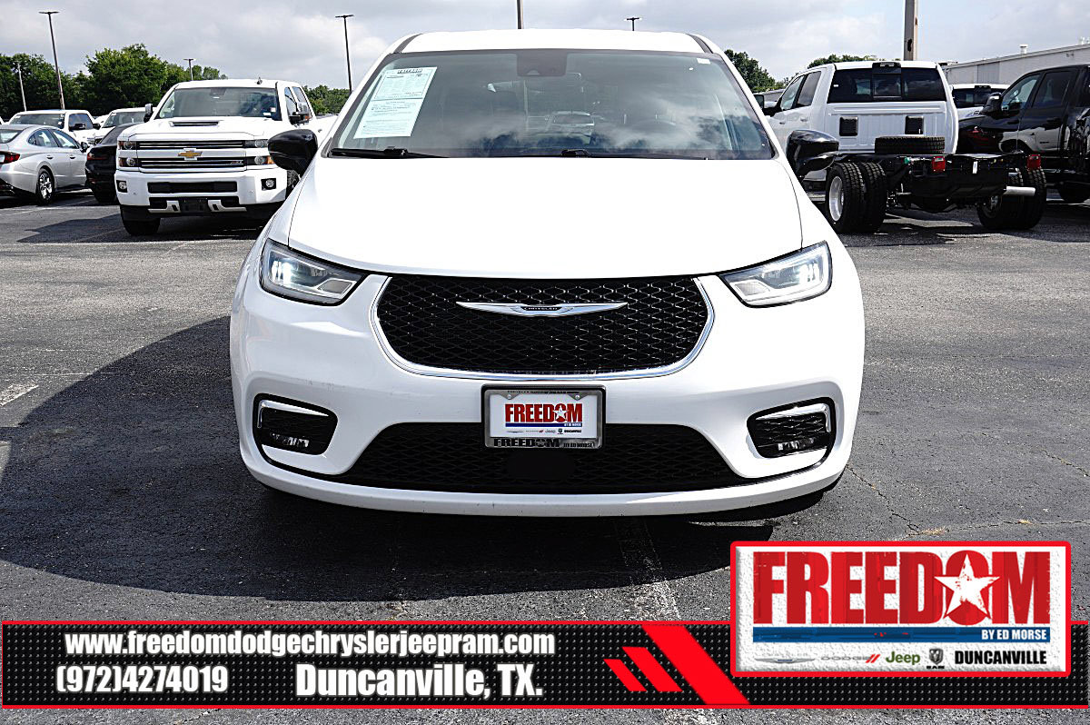 Used 2024 Chrysler Pacifica Touring-L FWD image 8