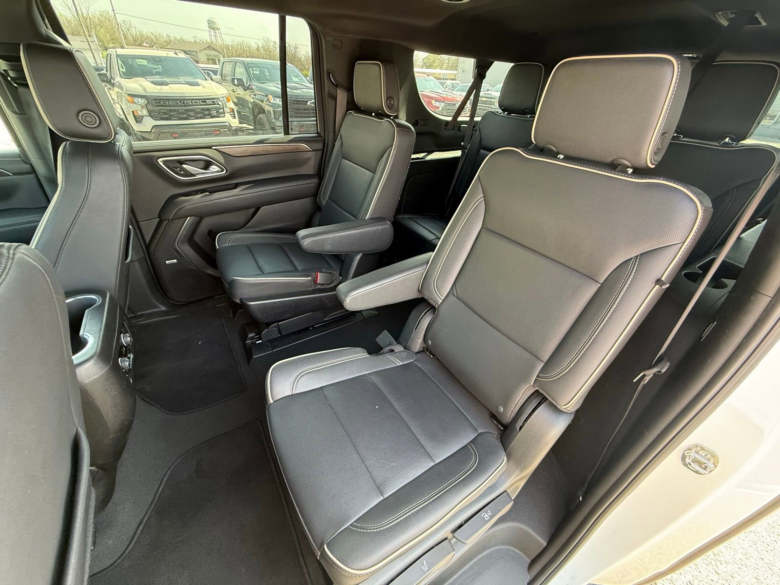 Used 2023 Chevrolet Suburban Premier image 25