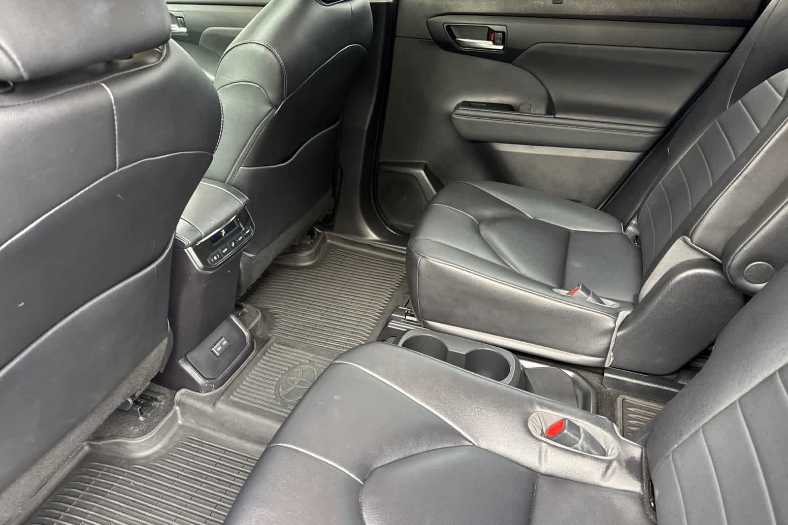 Used 2023 Toyota Highlander XLE FWD image 4