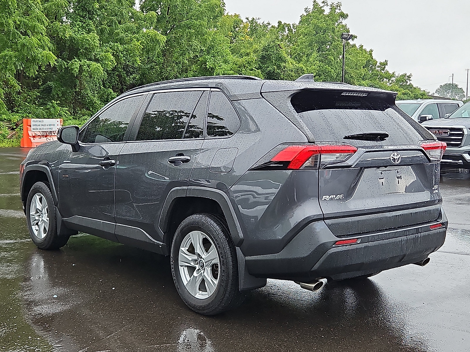 Used 2021 Toyota RAV4 XLE AWD/4WD image 4