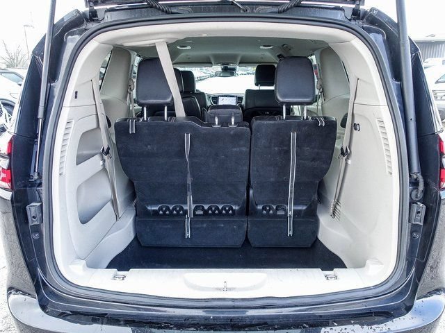 Used 2023 Chrysler Pacifica Touring-L FWD image 15