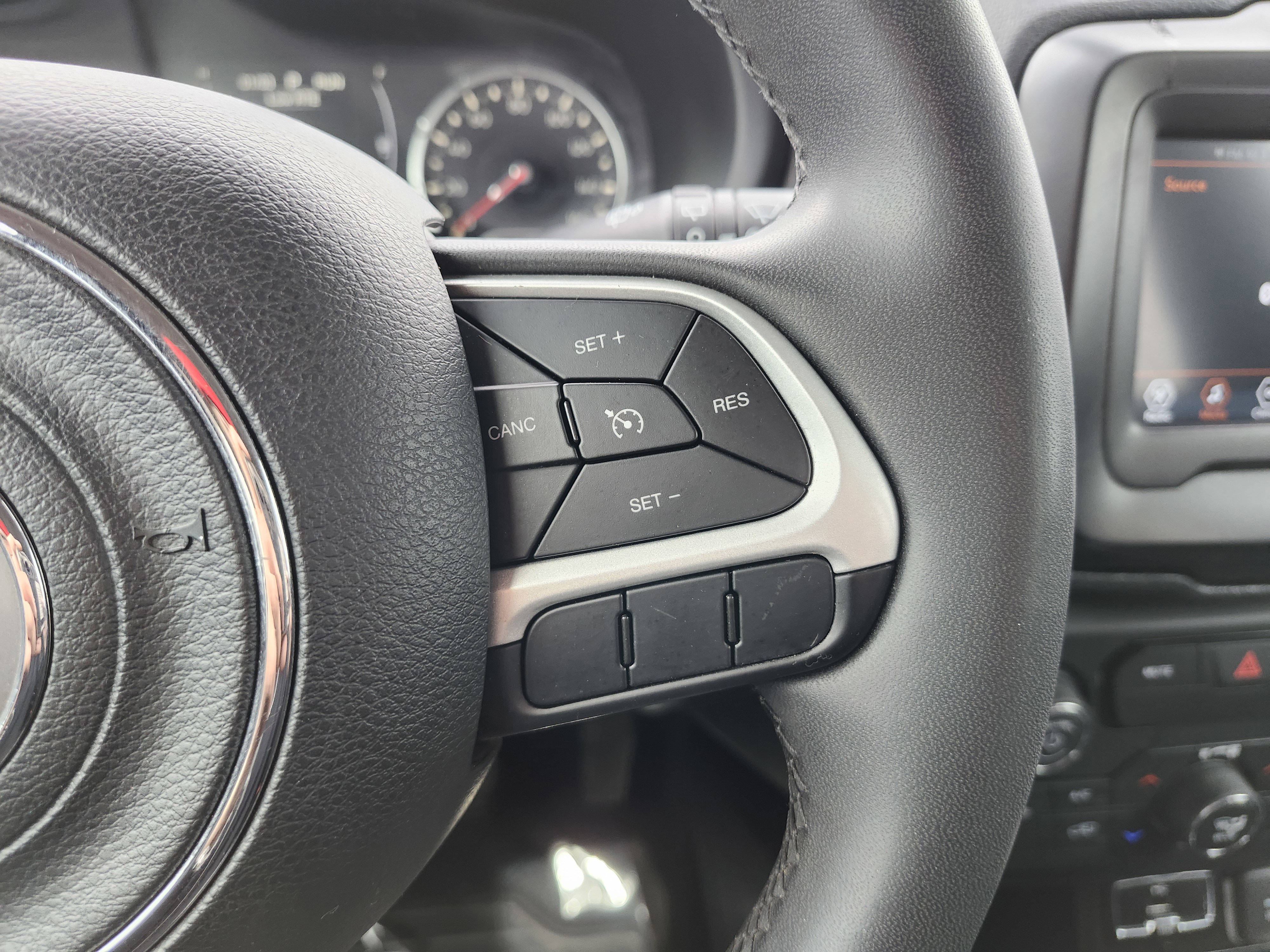 Used 2020 Jeep Renegade Latitude FWD image 29