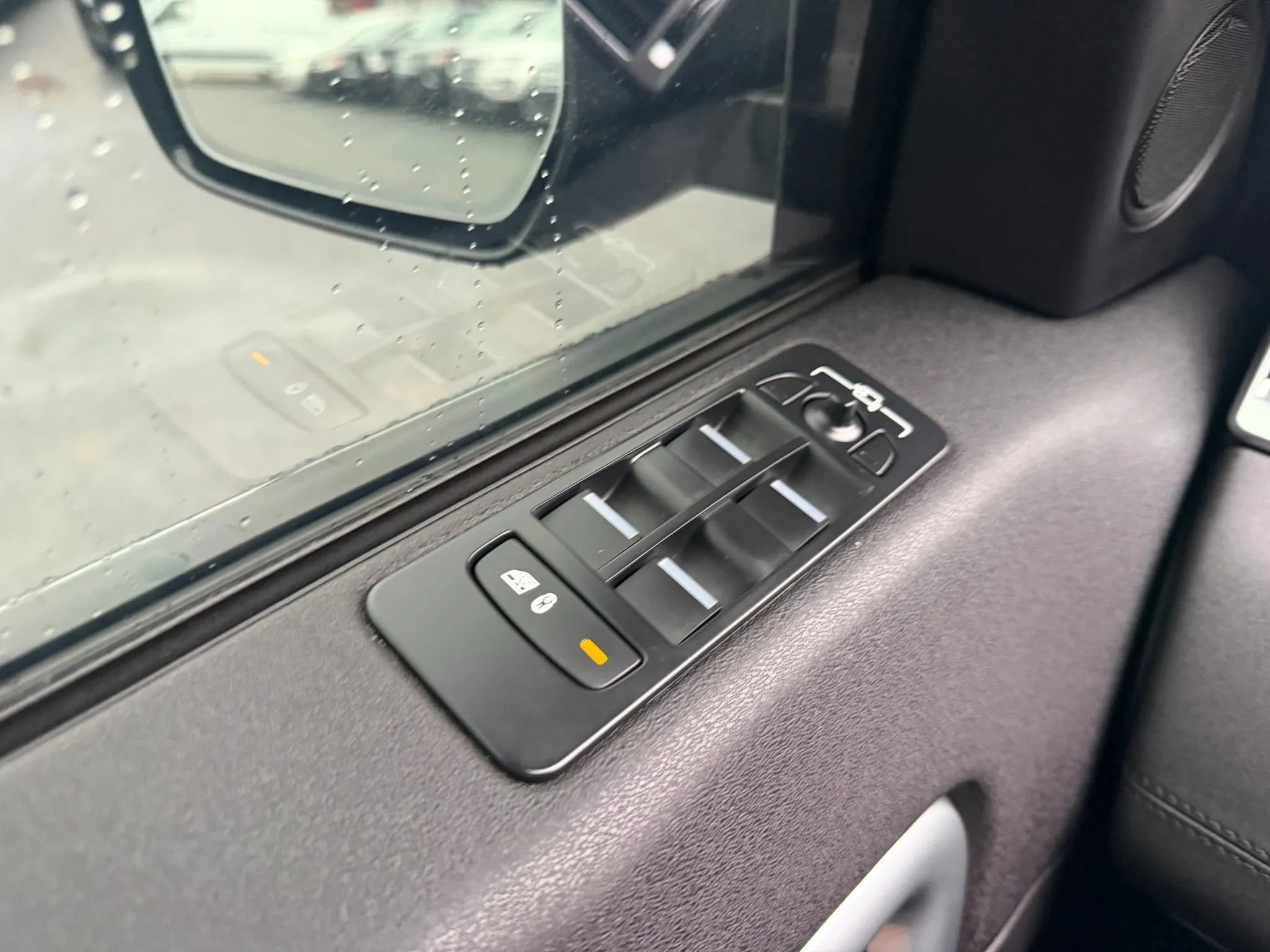 Used 2018 Land Rover Discovery Sport HSE image 28