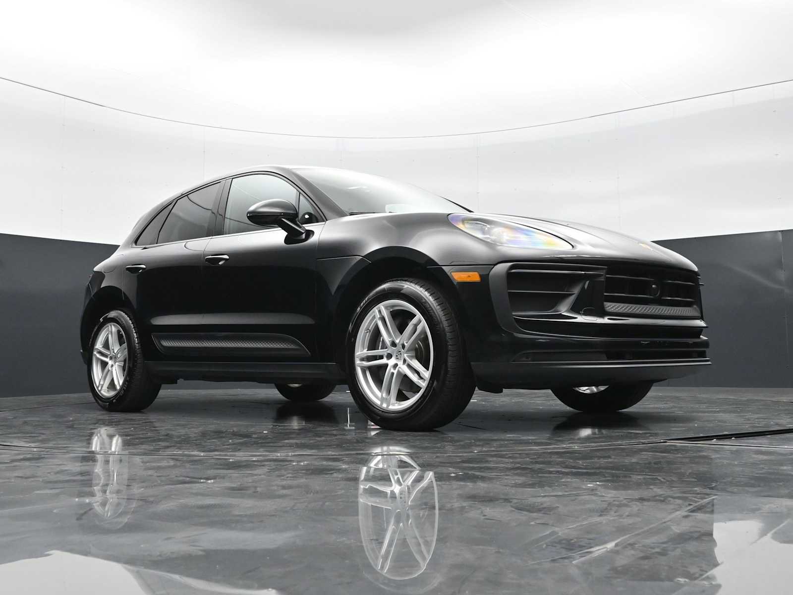 Certified 2024 Porsche Macan AWD/4WD image 41