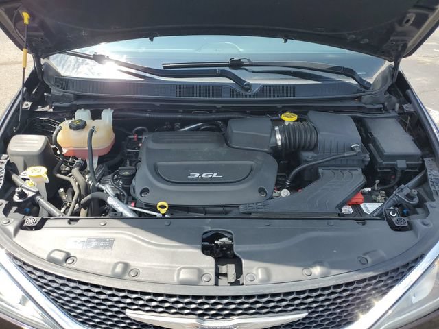 Used 2018 Chrysler Pacifica Touring-L Plus FWD image 29