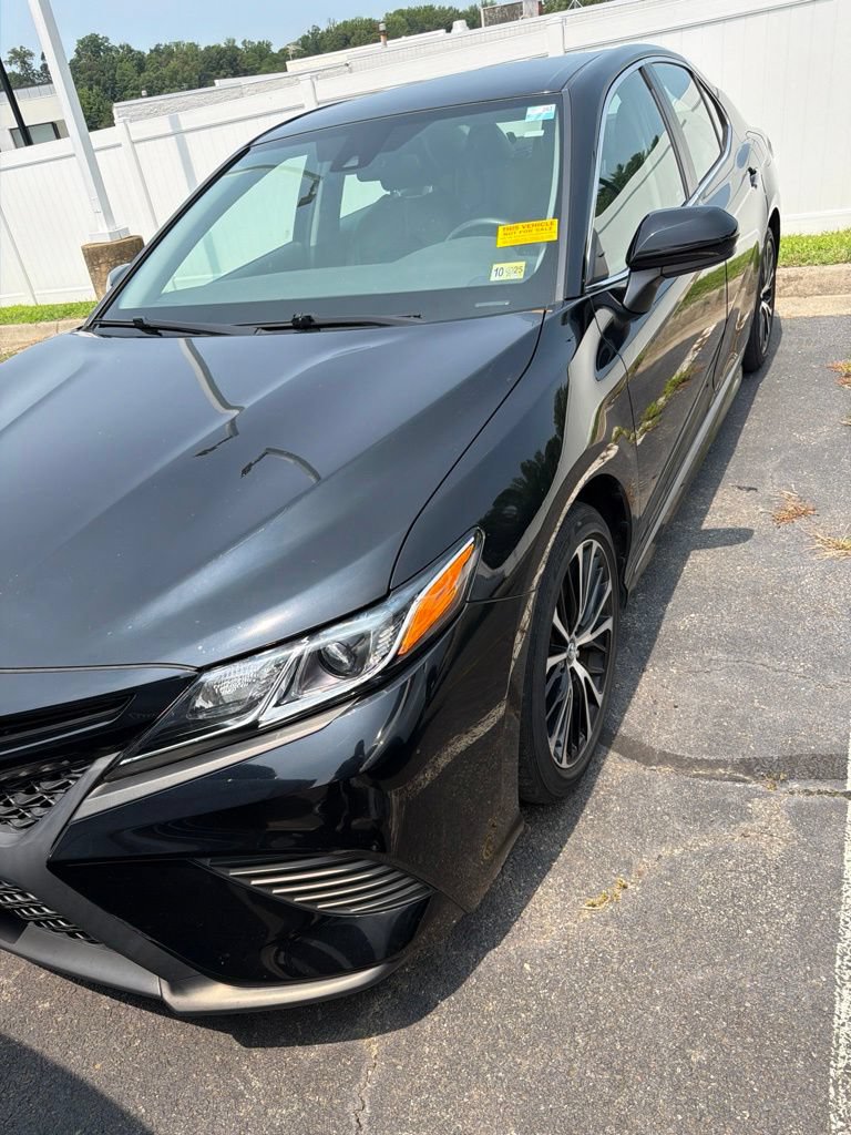 Used 2020 Toyota Camry SE FWD image 2
