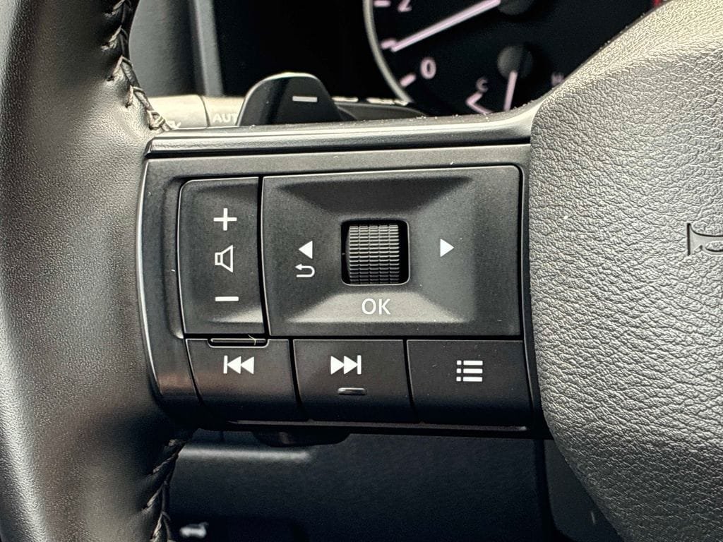 Used 2025 Nissan Rogue SV AWD/4WD image 24
