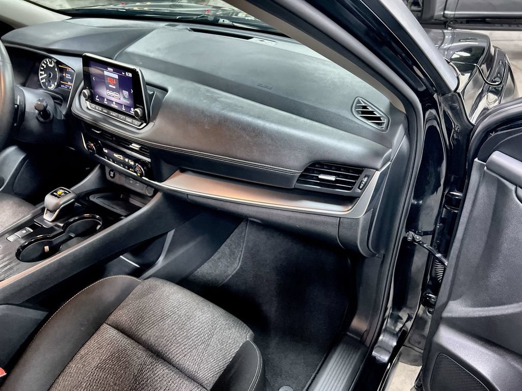 Used 2025 Nissan Rogue SV FWD image 29