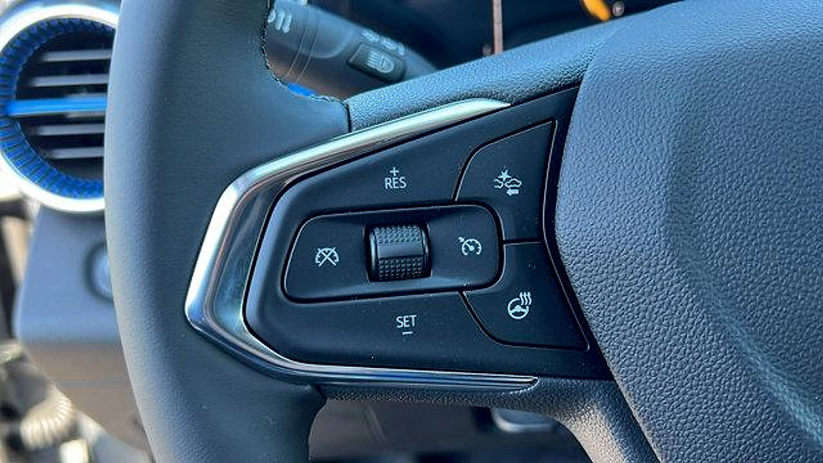 New 2026 Chevrolet Trax LT w/ Sunroof Package image 24