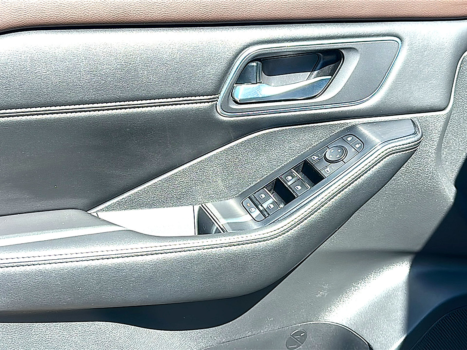 Used 2021 Nissan Rogue SV w/ Premium Package image 17