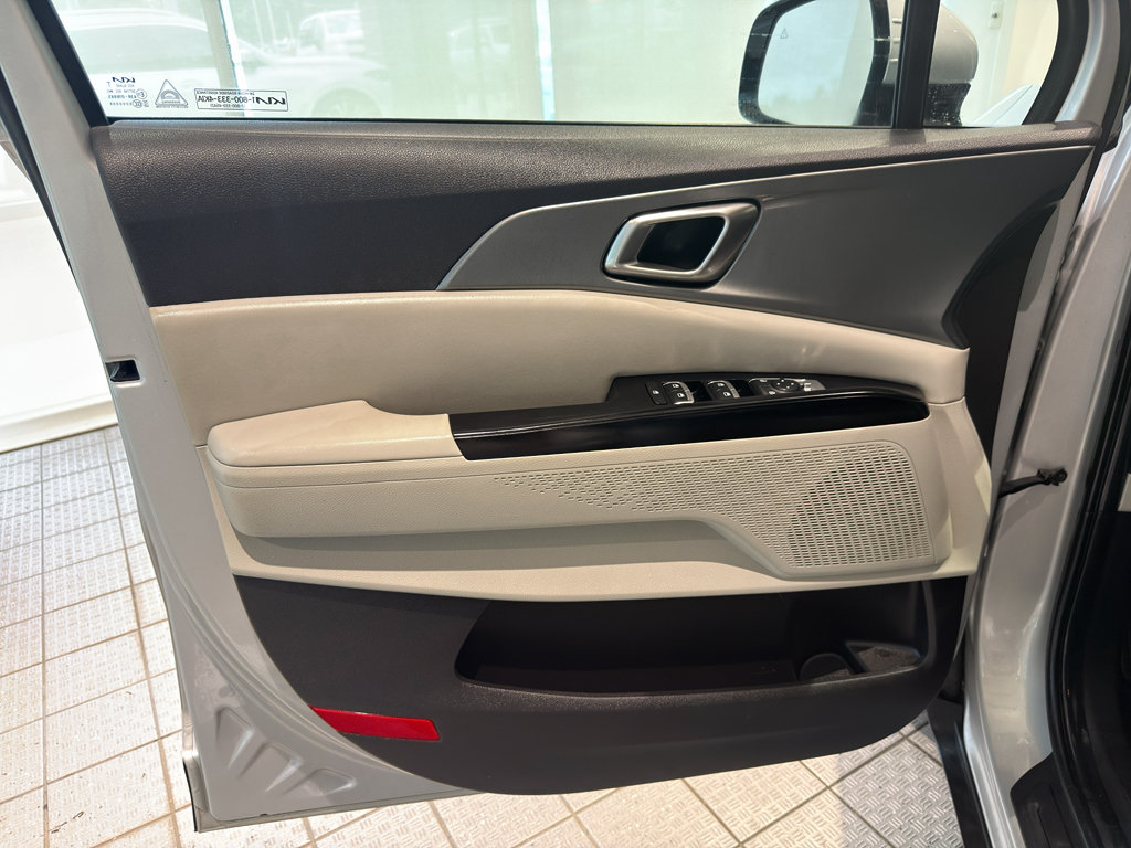 Used 2023 Kia Carnival LX FWD image 14