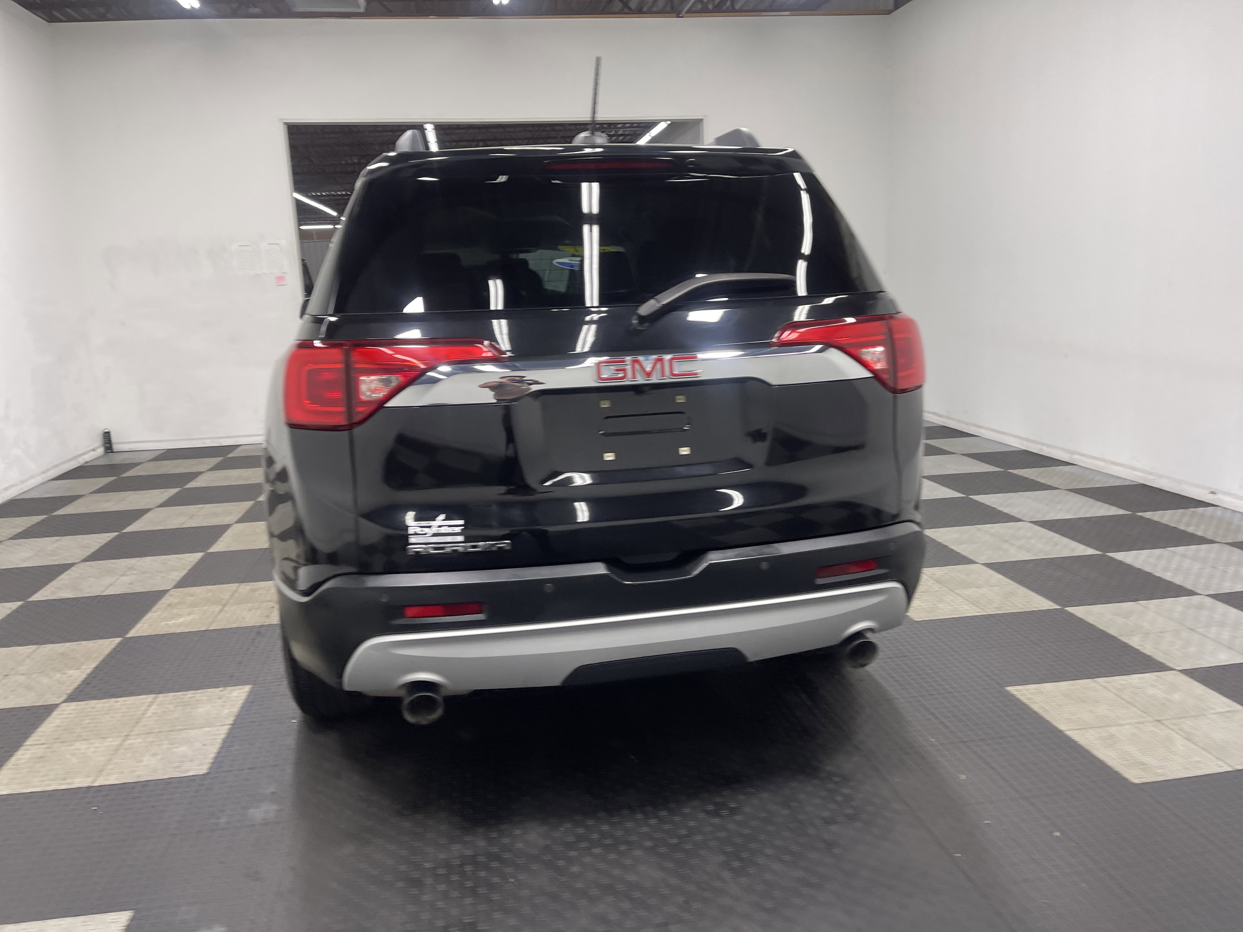 Used 2017 GMC Acadia SLT image 3
