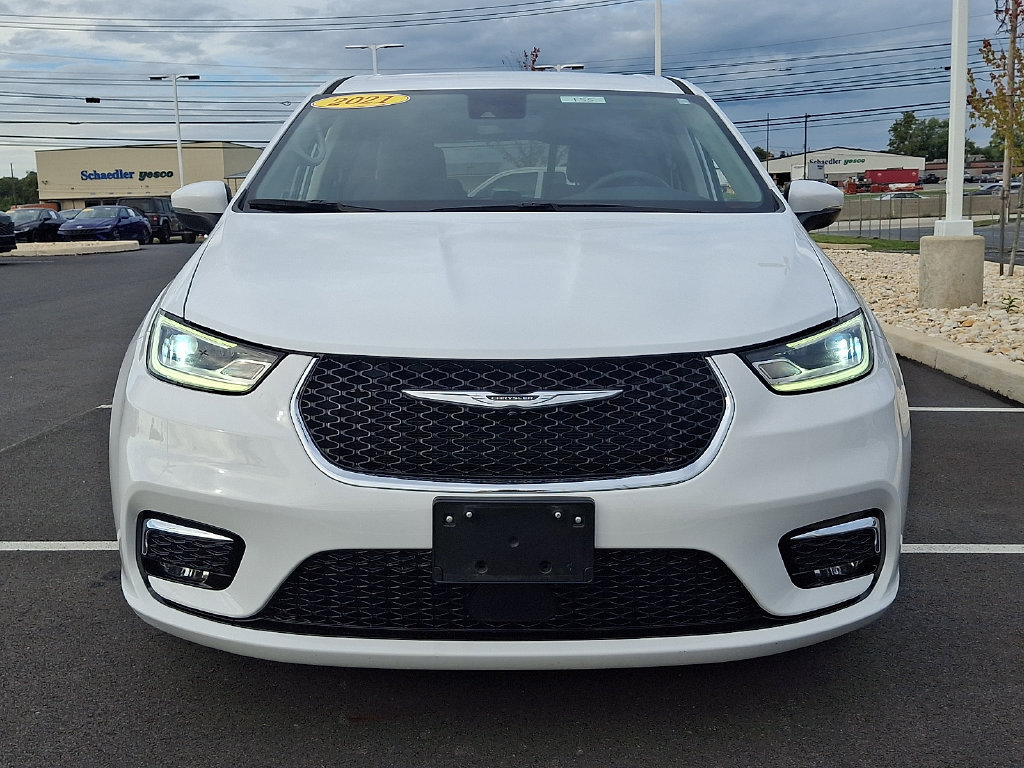 Used 2023 Chrysler Pacifica Touring-L FWD image 2