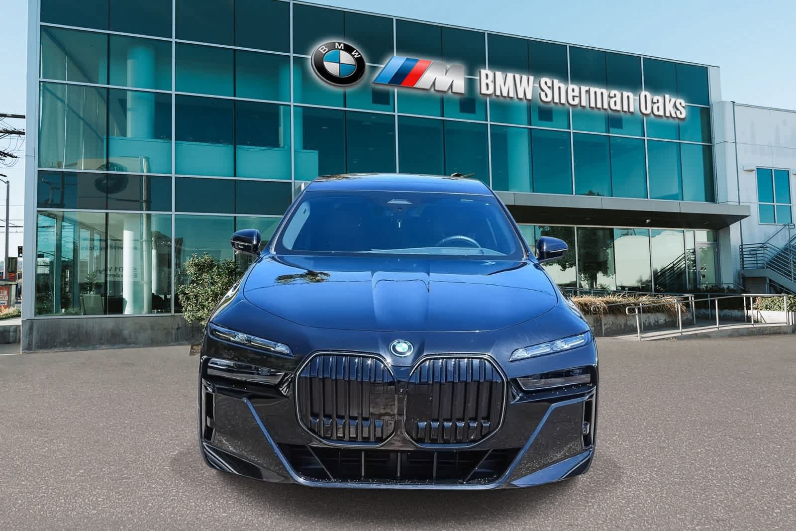 Certified 2025 BMW i7 eDrive50 w/ Executive Package RWD image 2