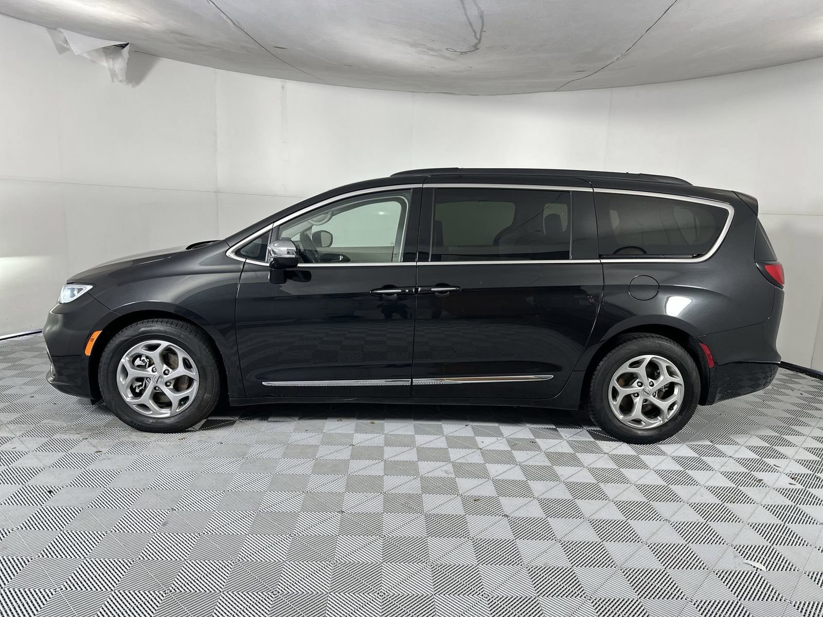 Used 2023 Chrysler Pacifica Limited FWD image 5