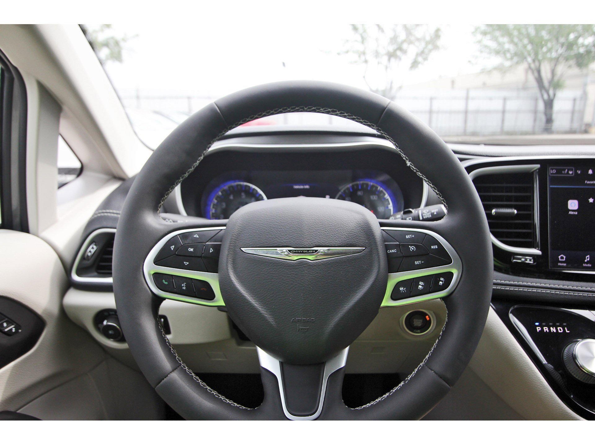 Used 2022 Chrysler Pacifica Touring-L w/ Uconnect Theater Family Group FWD image 16