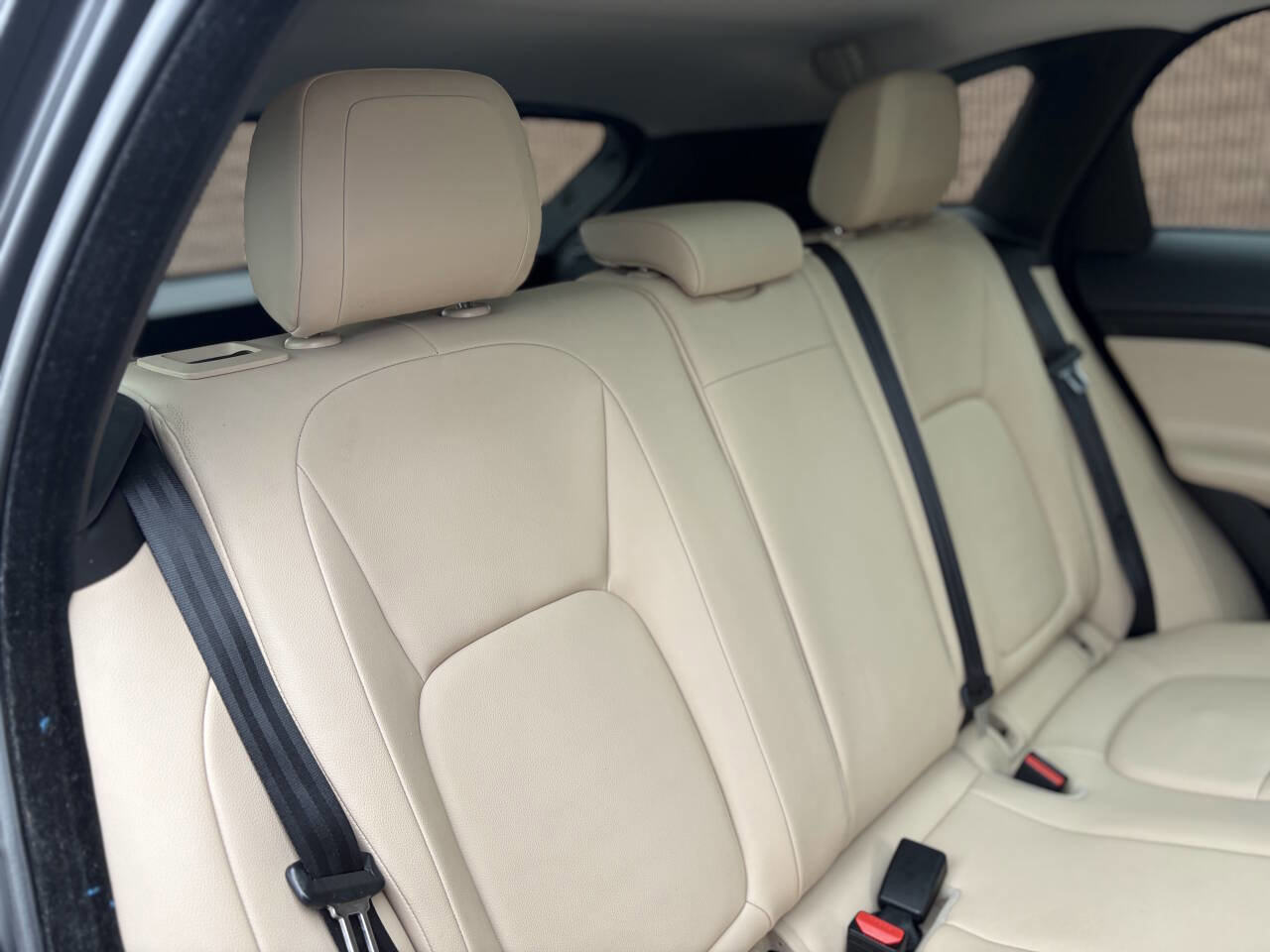 Used 2018 Jaguar F-PACE Premium image 18