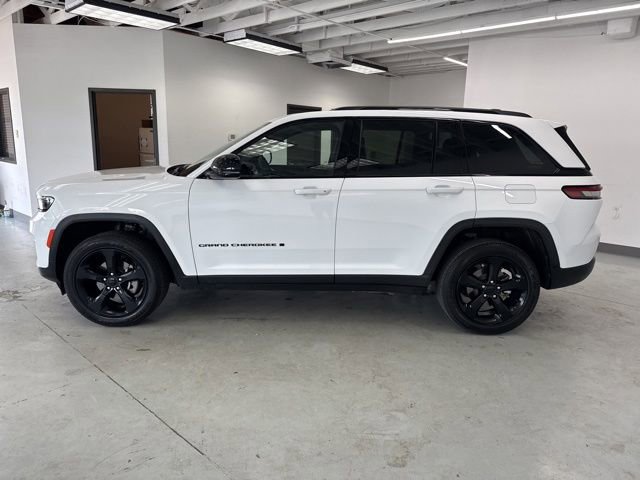 Used 2023 Jeep Grand Cherokee Altitude AWD/4WD image 6