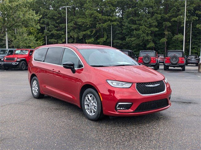 New 2026 Chrysler Pacifica Select image 3