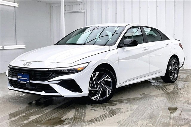 Used 2025 Hyundai Elantra SEL image 2