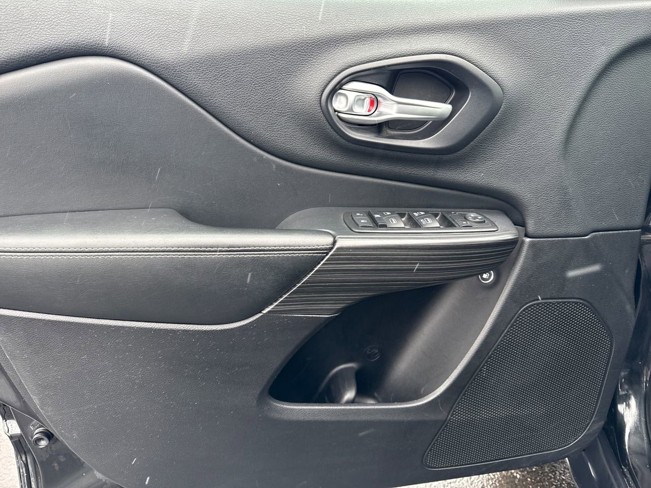 Used 2015 Jeep Cherokee Limited image 11