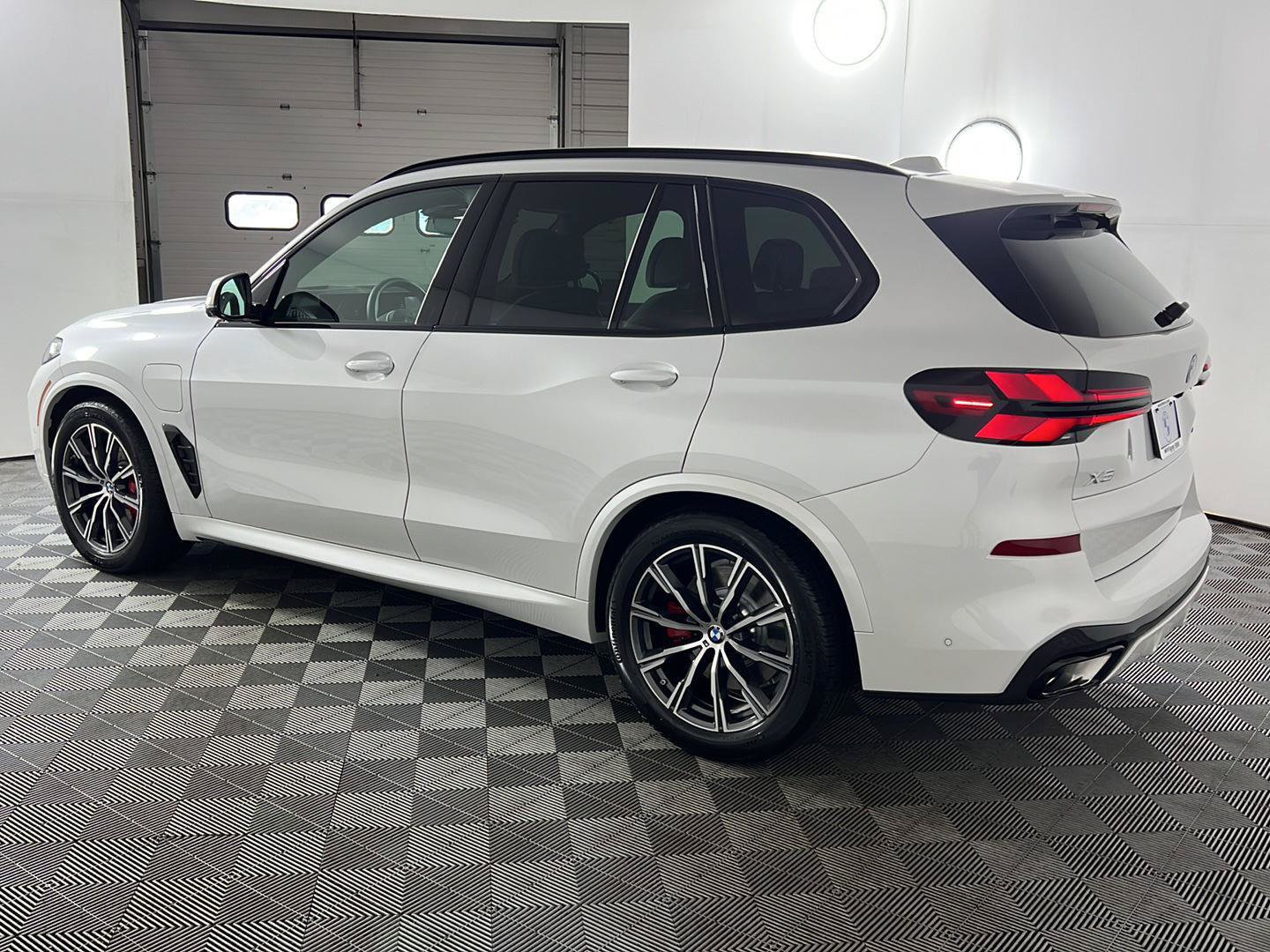 Used 2026 BMW X5 xDrive50e w/ M Sport Package AWD/4WD image 9