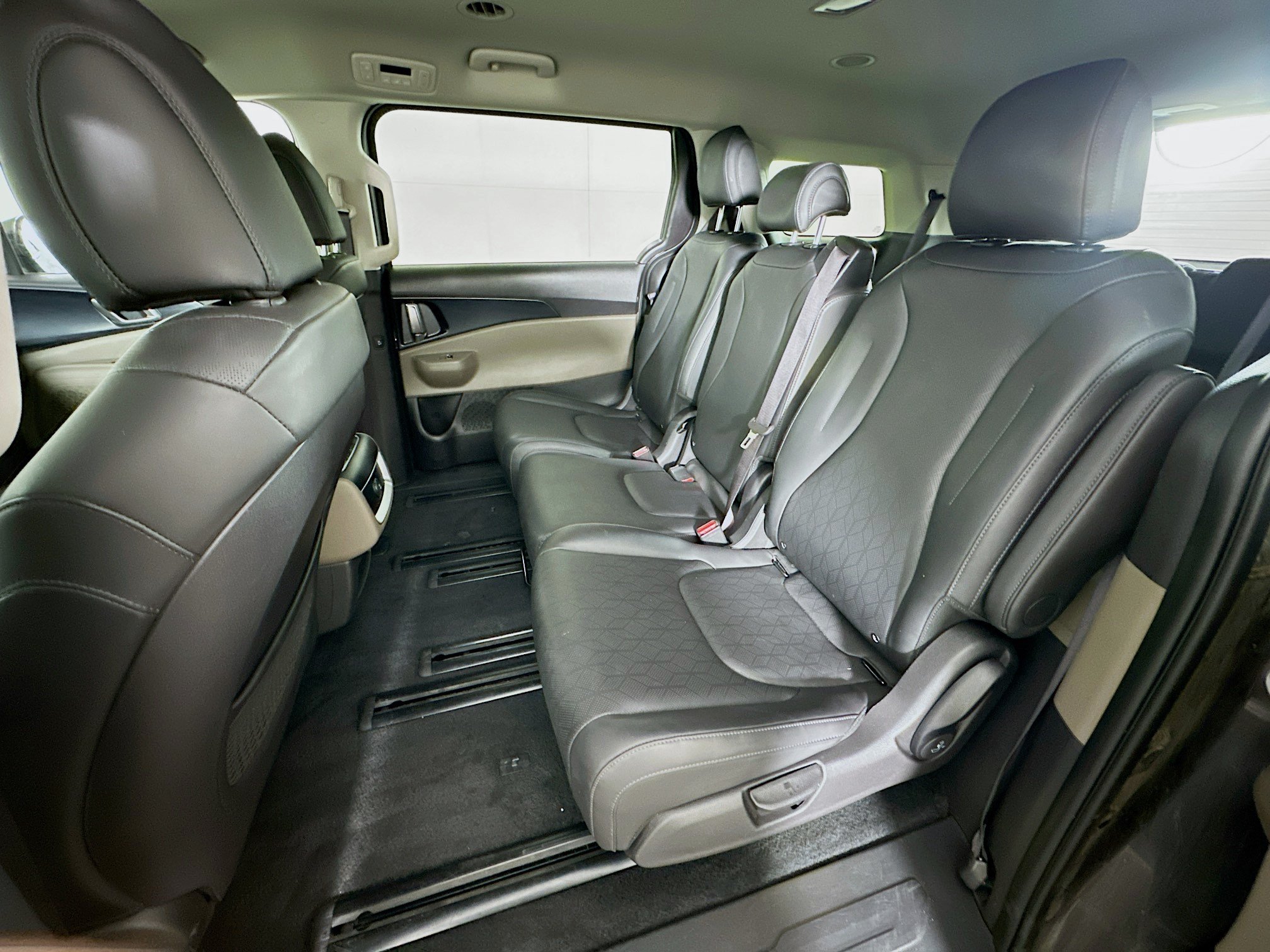 Used 2026 Kia Carnival FWD image 26