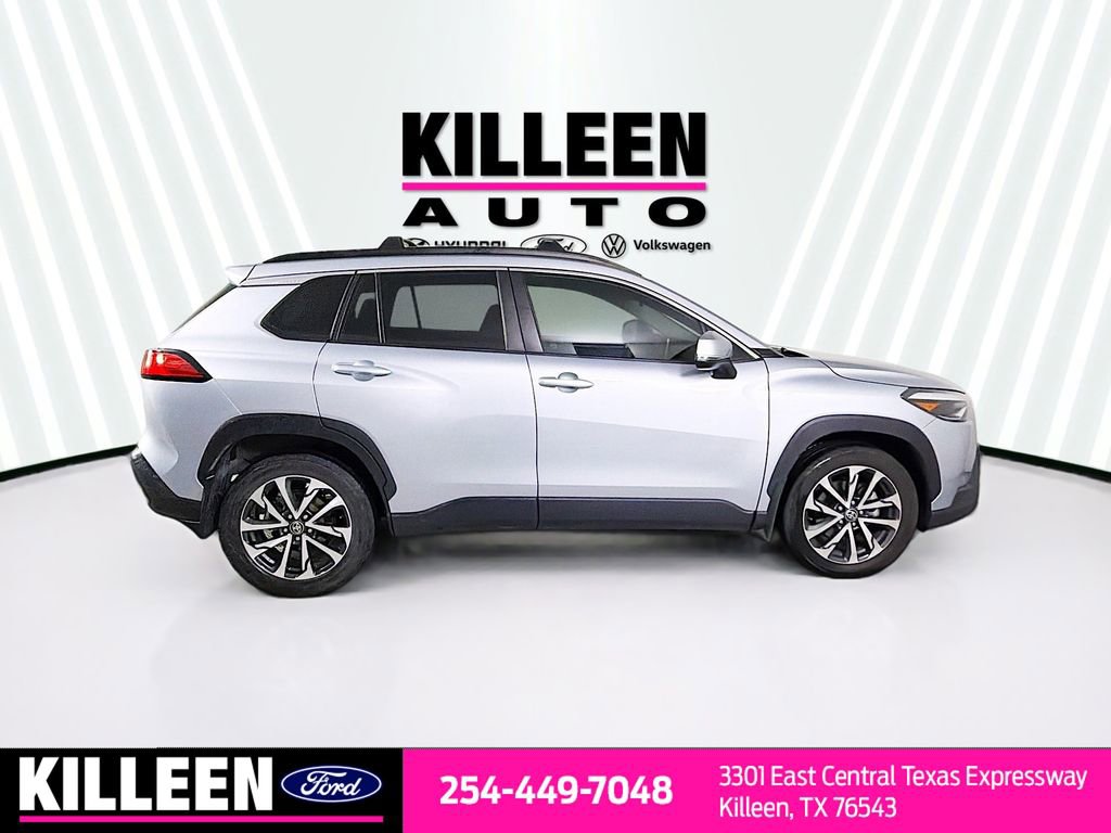 Used 2022 Toyota Corolla Cross XLE image 9