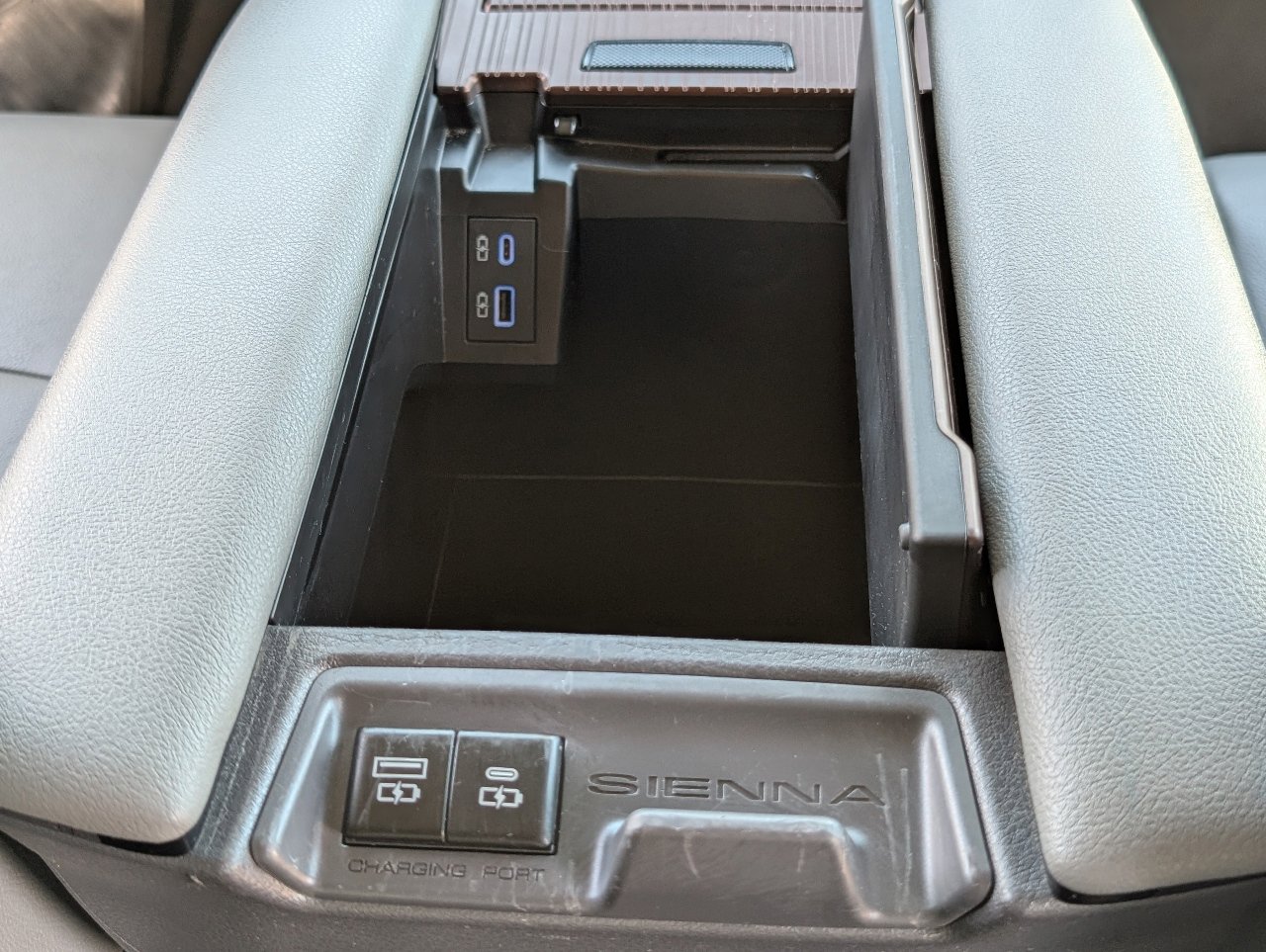 Used 2024 Toyota Sienna XLE image 8