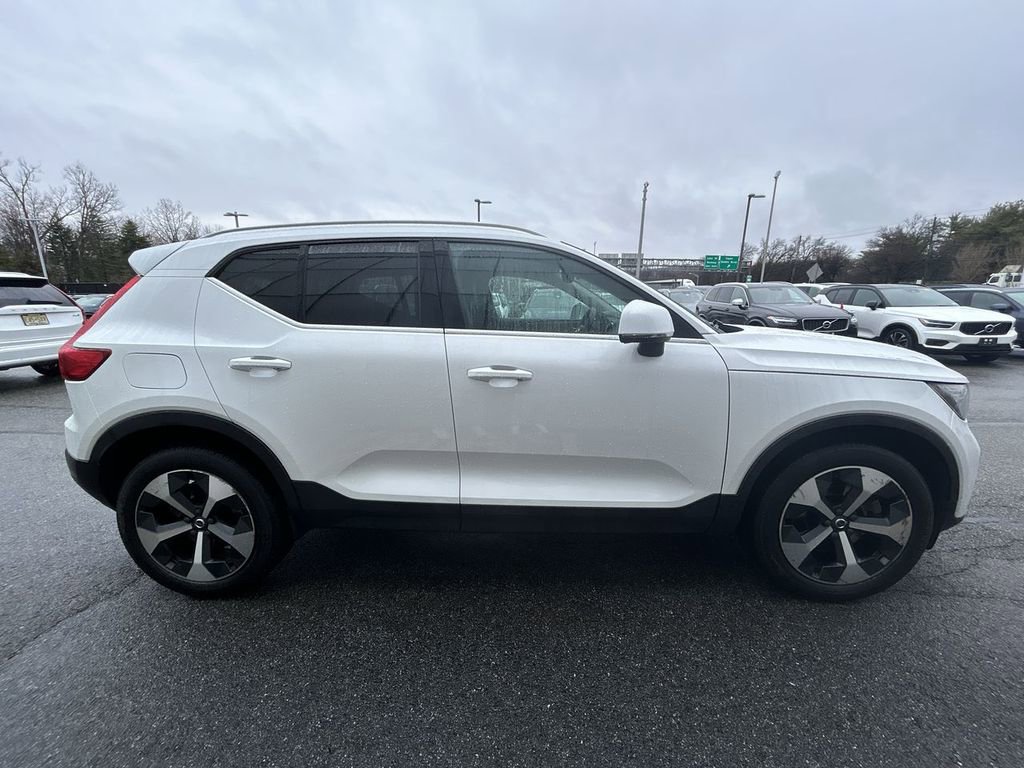 Certified 2023 Volvo XC40 B5 Plus w/ Climate Package image 9