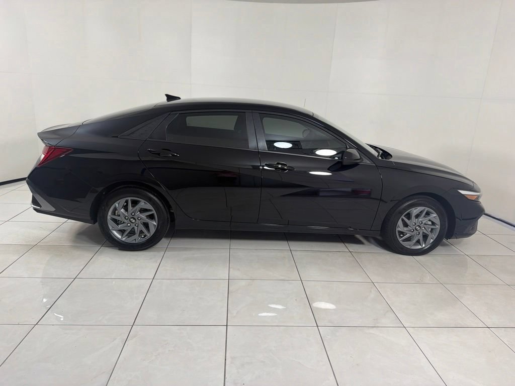 Used 2025 Hyundai Elantra Hybrid FWD image 4
