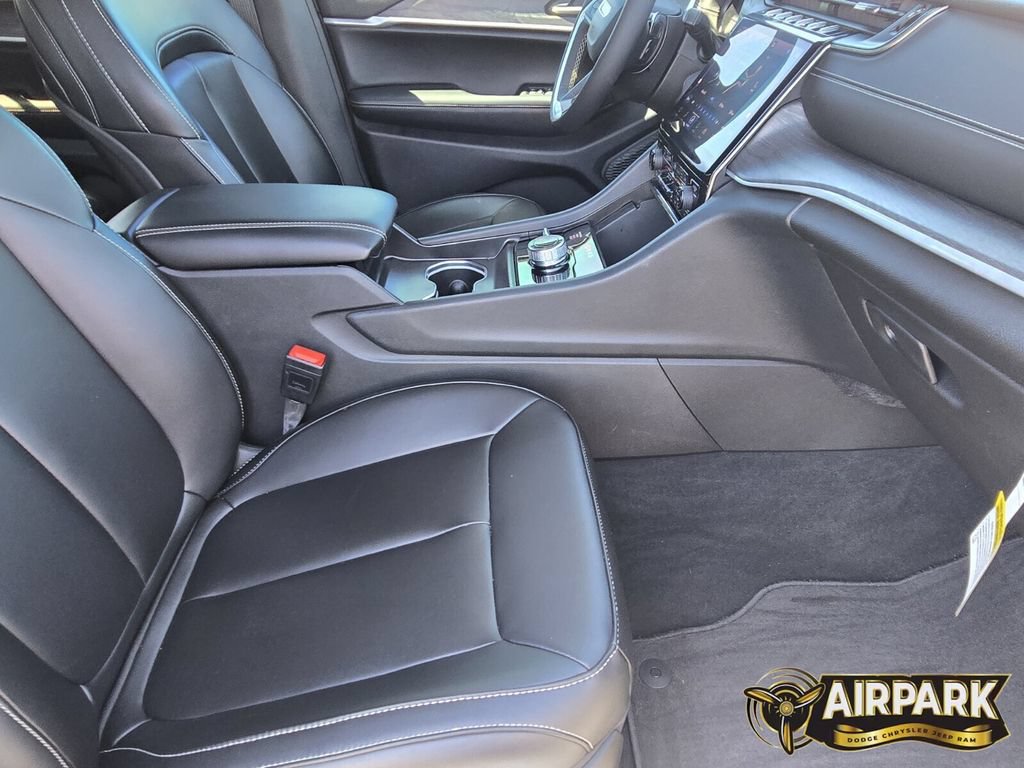 New 2025 Jeep Grand Cherokee L Limited w/ Black Appearance Package AWD/4WD image 14