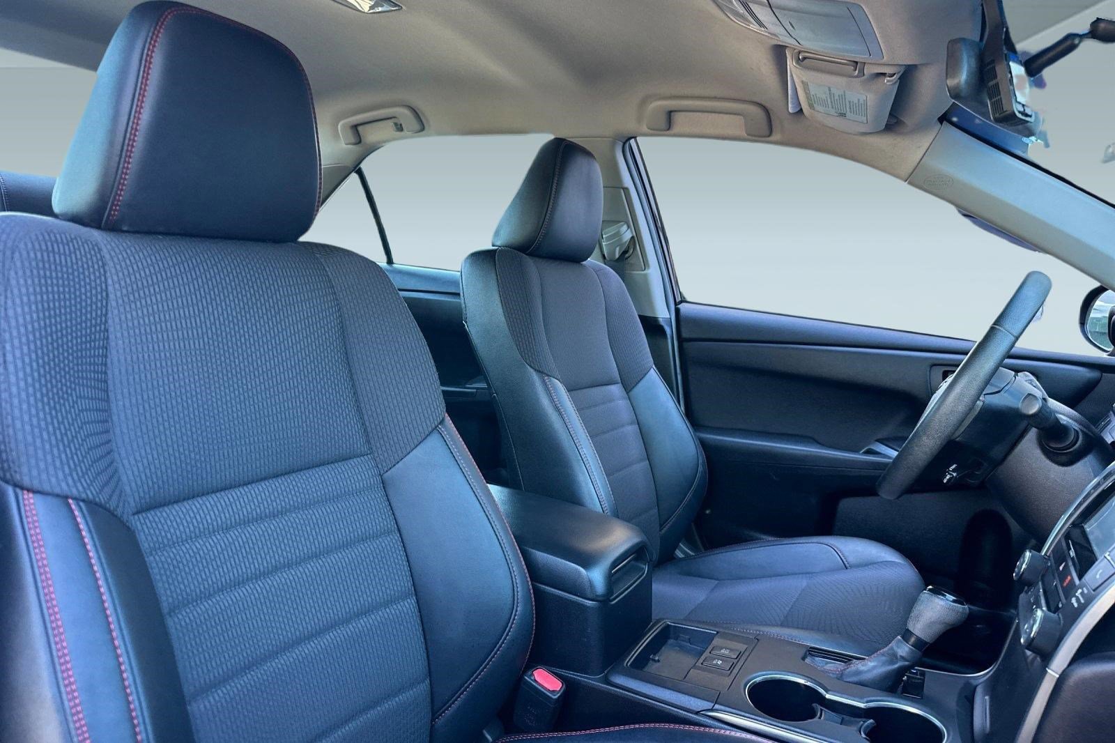 Used 2016 Toyota Camry SE image 30