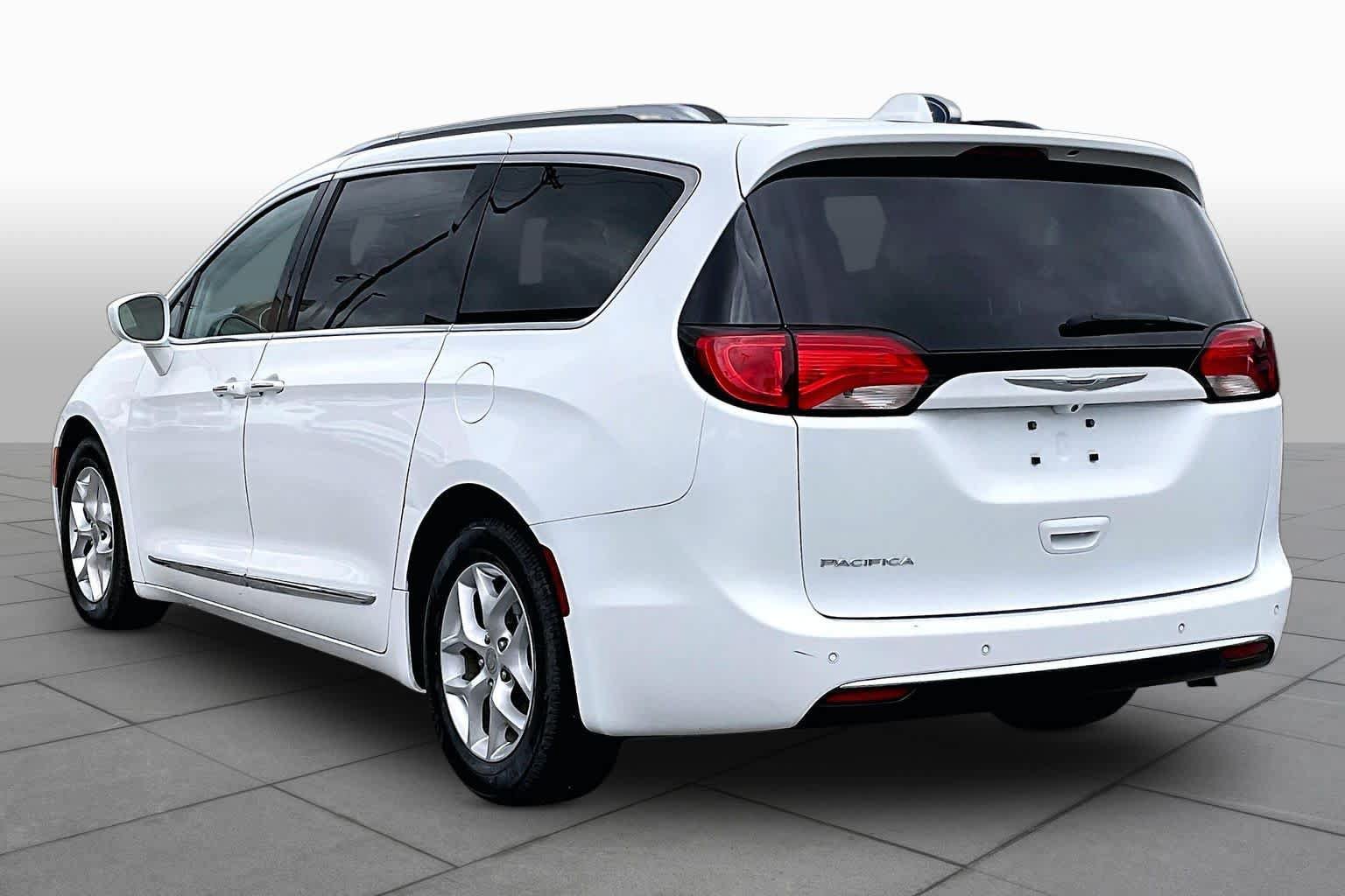 Used 2020 Chrysler Pacifica Touring-L Plus w/ Tire & Wheel Group FWD image 12