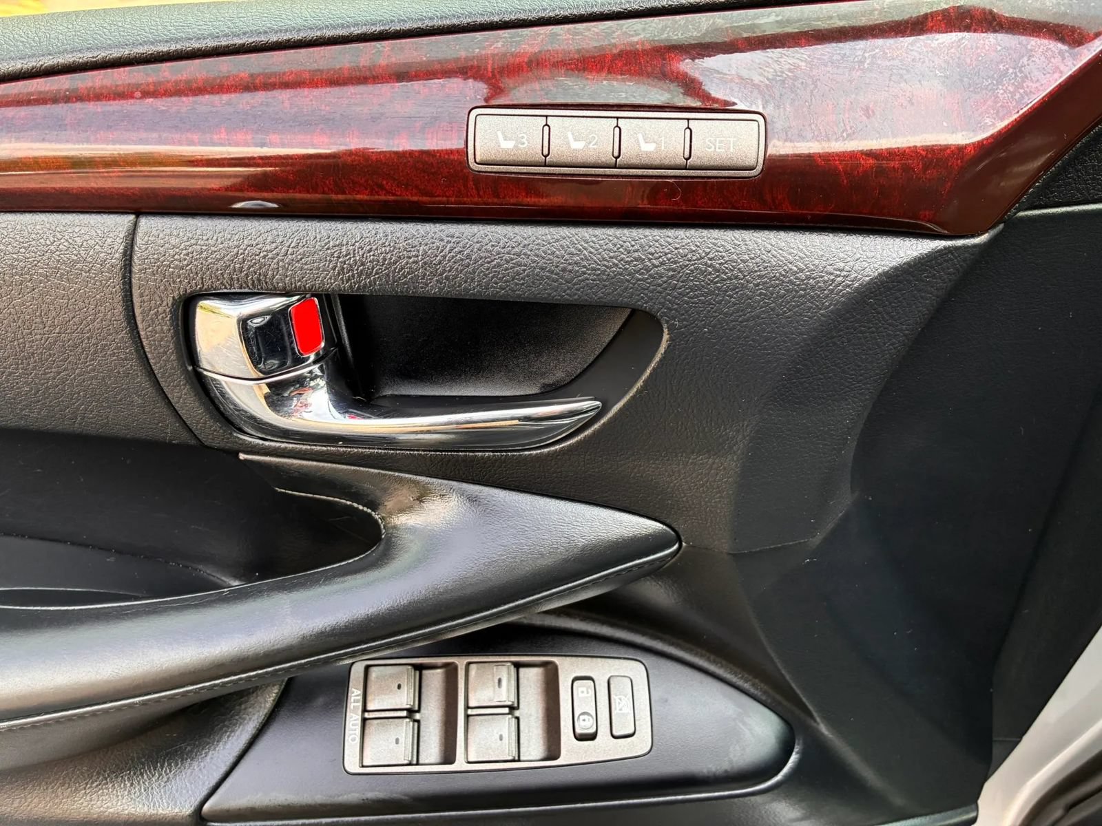 Used 2011 Lexus LX 570 4WD w/ Luxury Pkg image 19