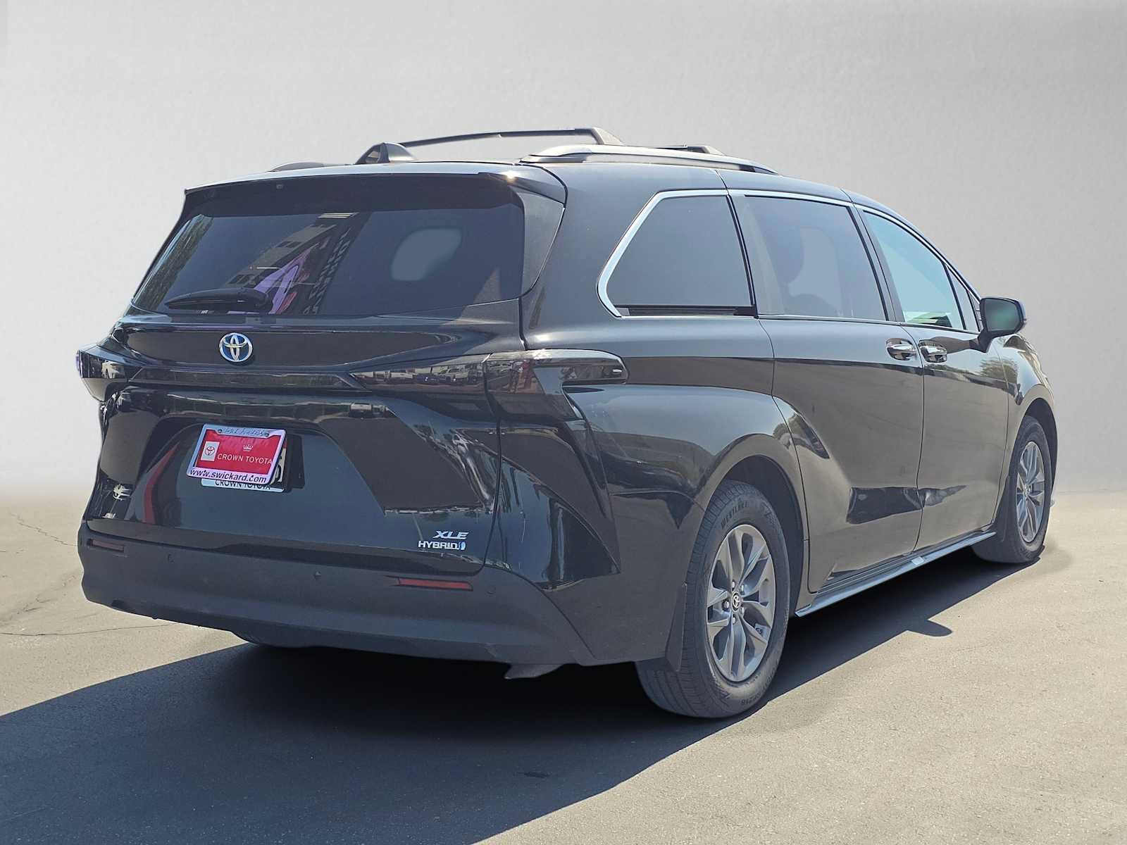 Used 2023 Toyota Sienna XLE FWD image 3