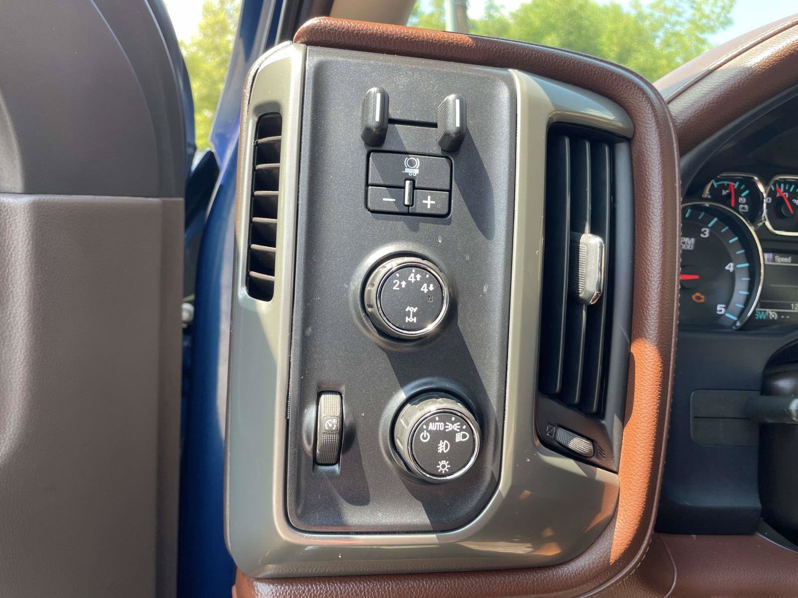Used 2015 Chevrolet Silverado 2500 High Country w/ Duramax Plus Package AWD/4WD image 17