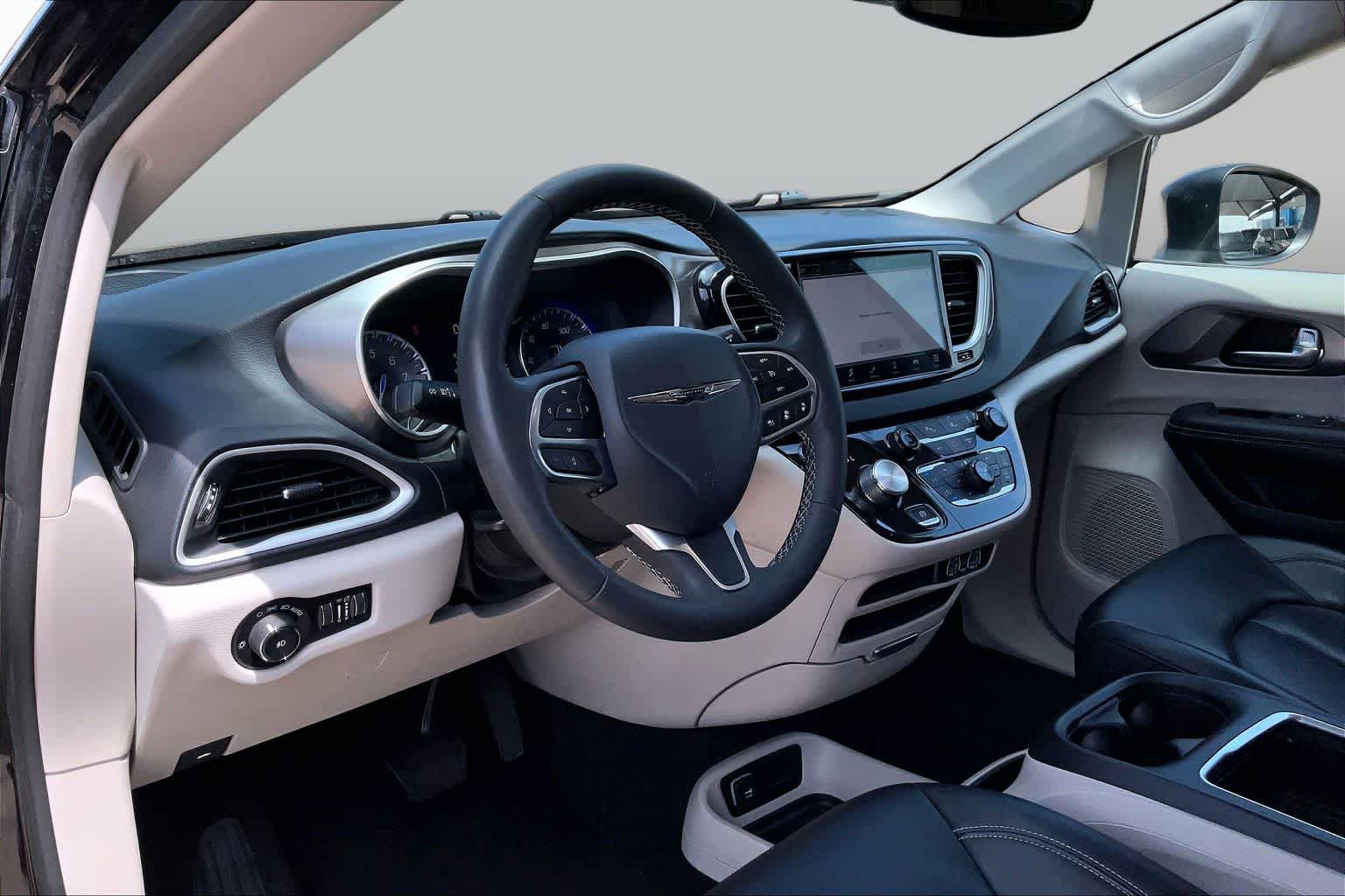 Used 2023 Chrysler Pacifica Touring-L FWD image 16