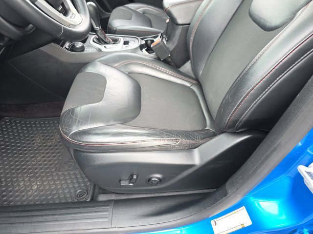 Used 2018 Jeep Cherokee Trailhawk w/ Comfort/Convenience Group AWD/4WD image 13