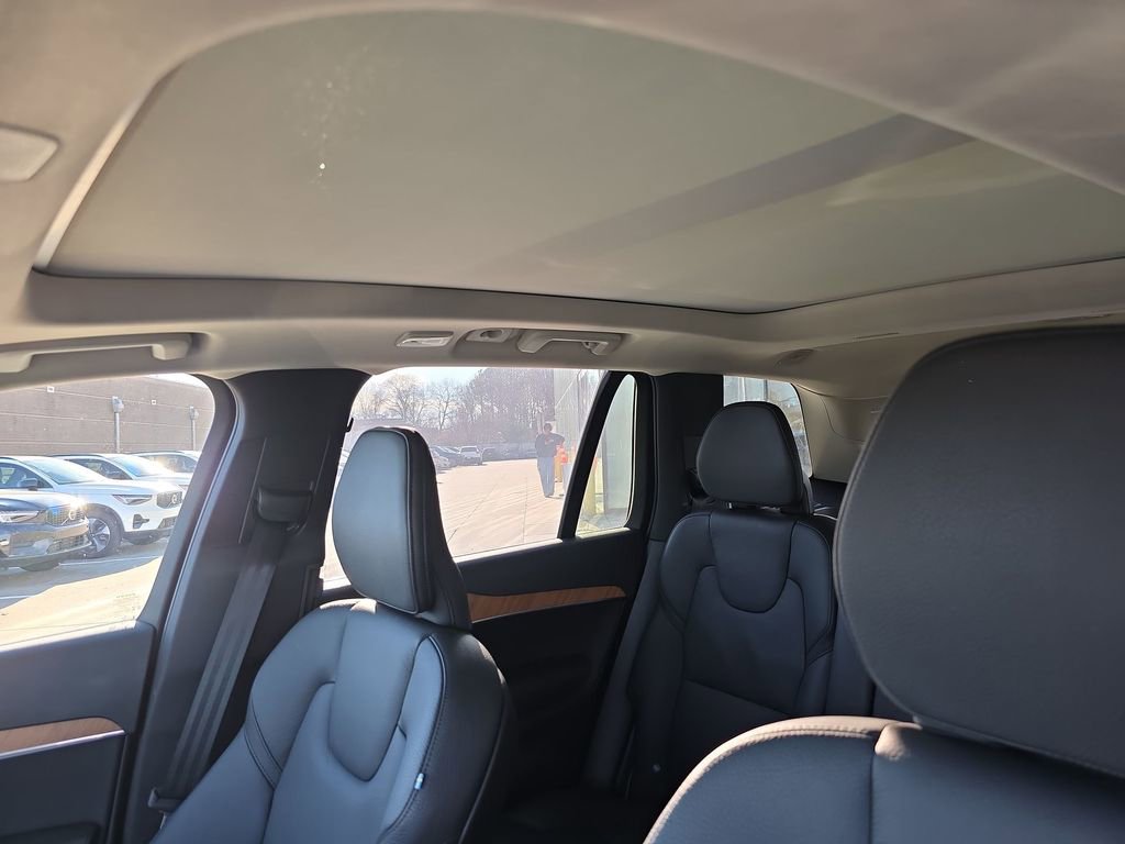 Certified 2025 Volvo XC90 B6 Plus image 42