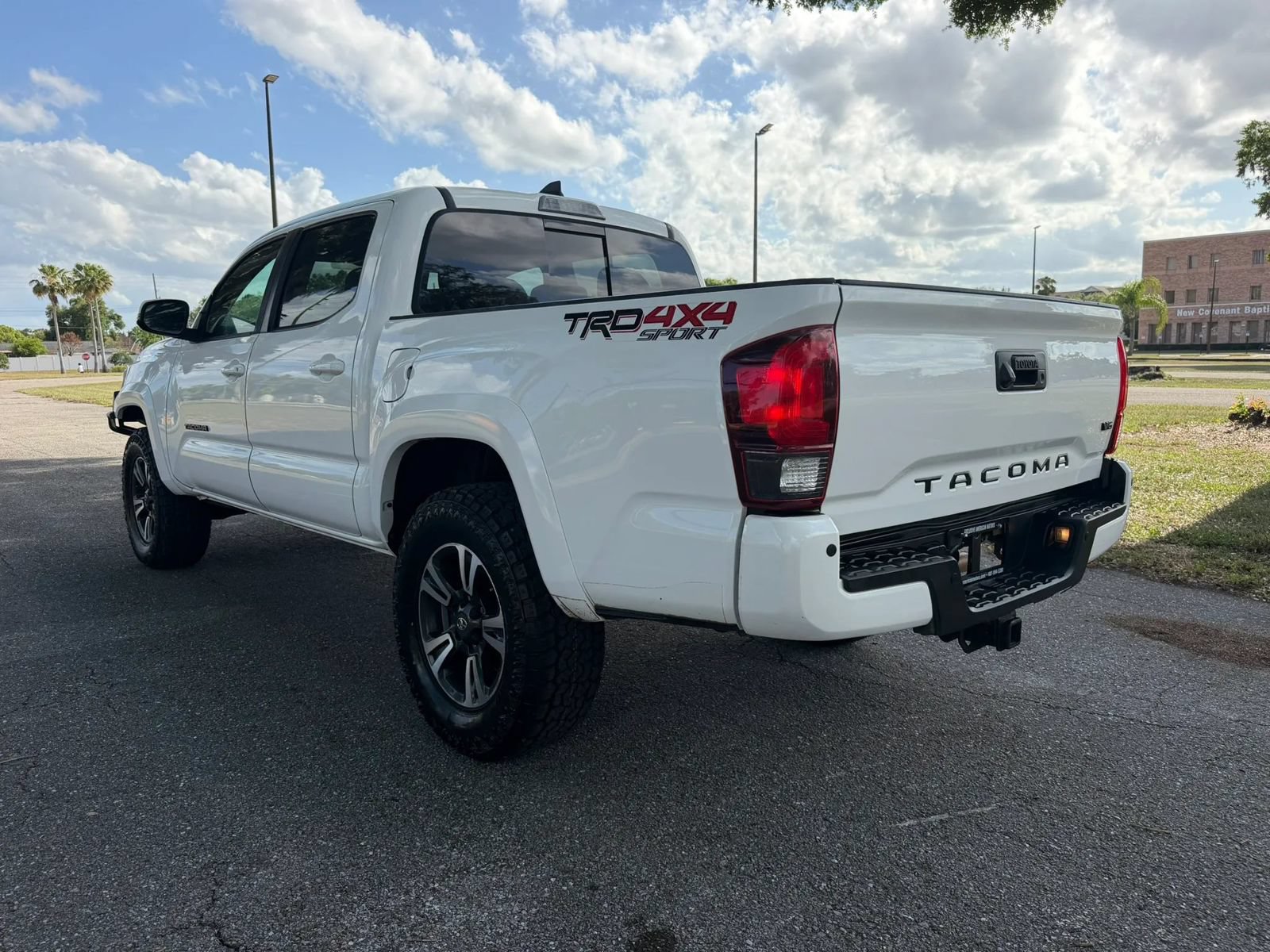 Used 2019 Toyota Tacoma TRD Sport w/ Technology Package AWD/4WD image 8