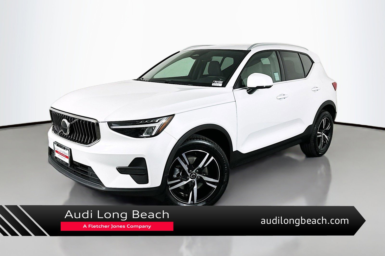 Used 2025 Volvo XC40 B5 Core image 1