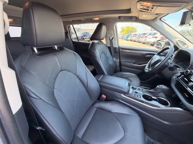 Used 2024 Toyota Highlander Platinum AWD/4WD image 16